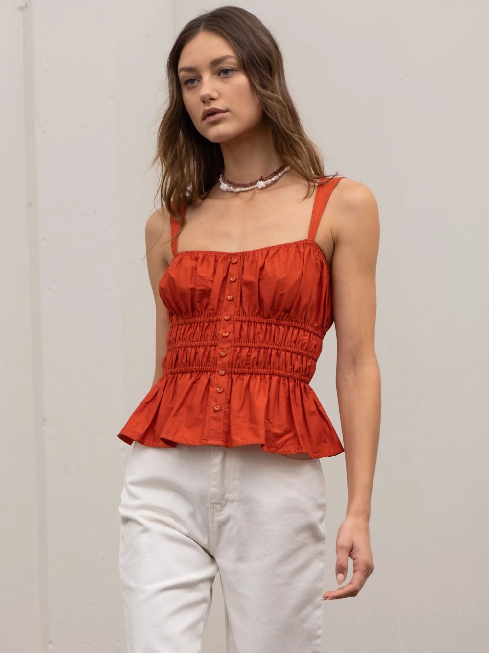 MOON RIVER SLEEVELESS SHIRRED RUFFLE TOP BRICK 