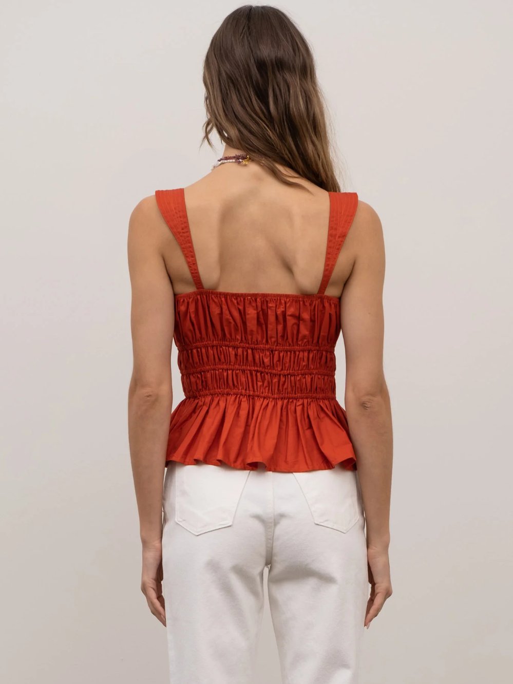 MOON RIVER SLEEVELESS SHIRRED RUFFLE TOP BRICK