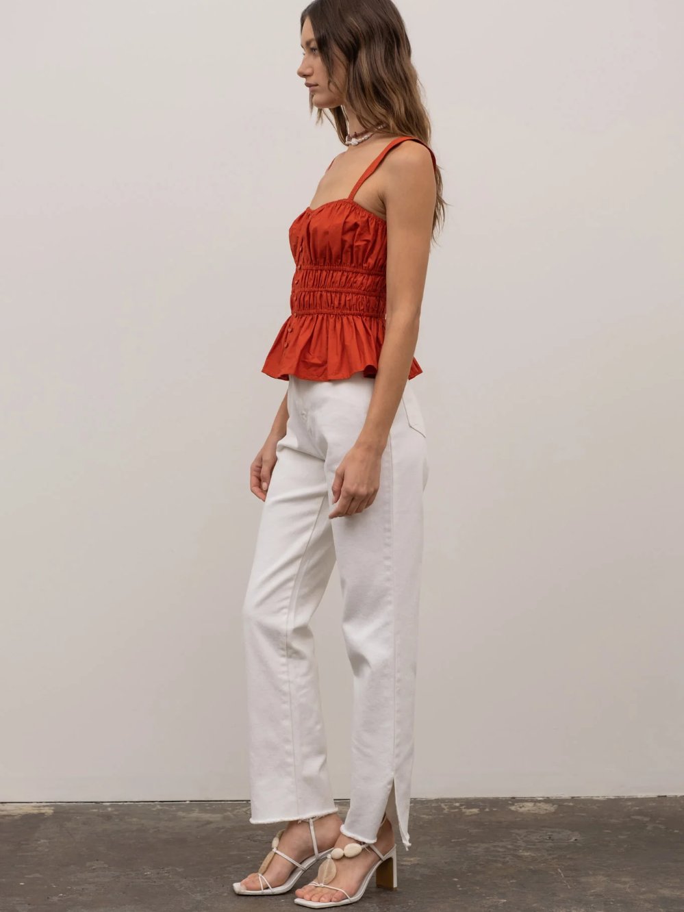 MOON RIVER SLEEVELESS SHIRRED RUFFLE TOP BRICK