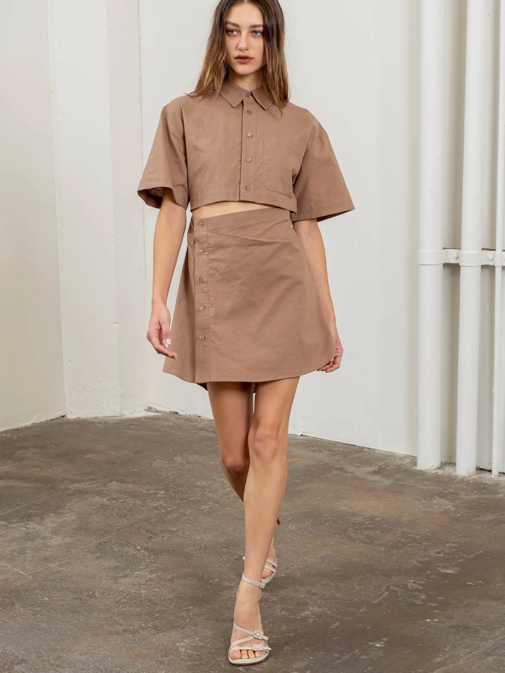 MOON RIVER CUT-OUT SHIRRED SHIRT MINI DRESS MOCHA
