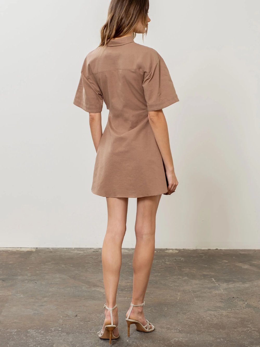 MOON RIVER CUT-OUT SHIRRED SHIRT MINI DRESS MOCHA