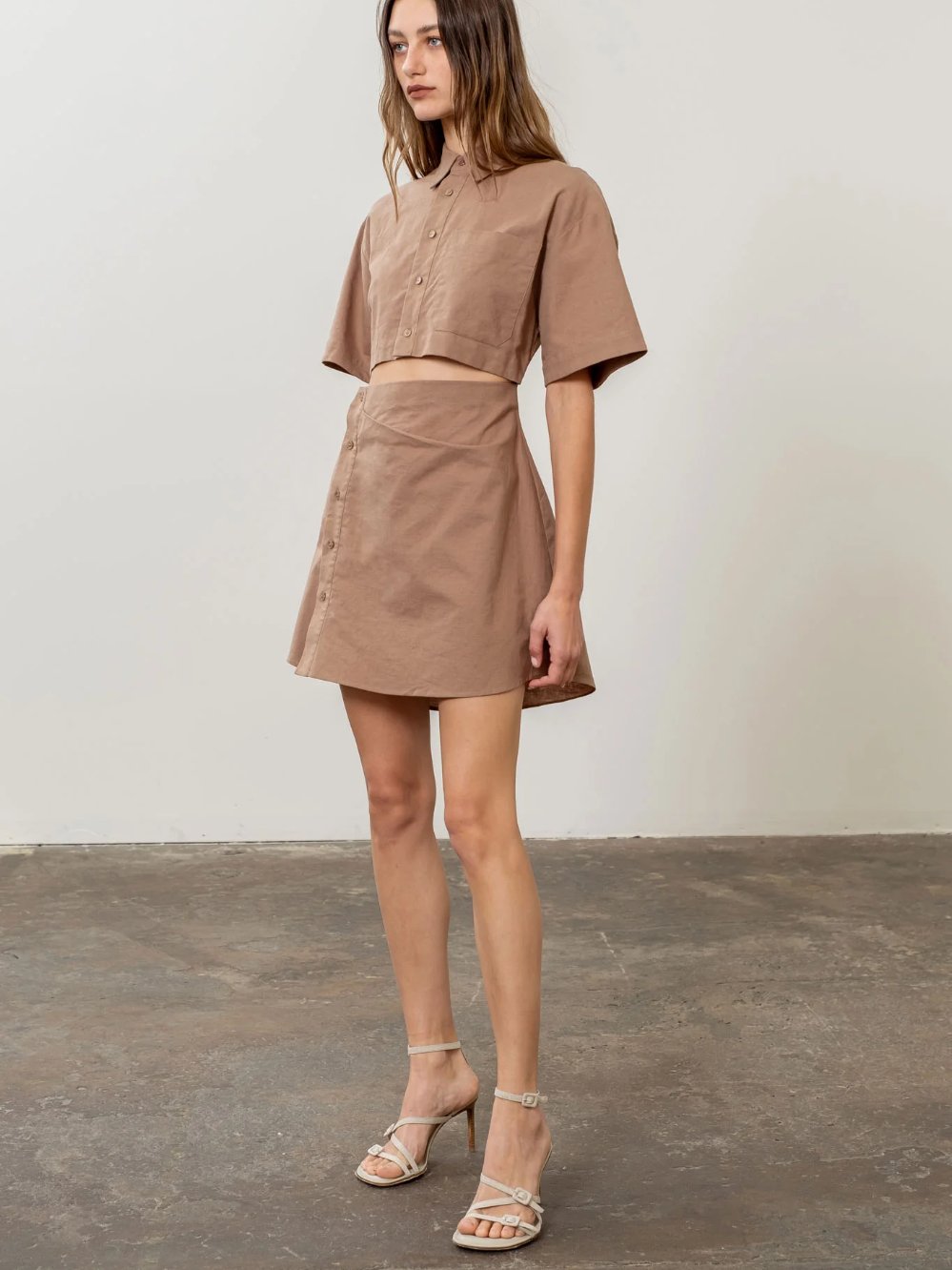 MOON RIVER CUT-OUT SHIRRED SHIRT MINI DRESS MOCHA