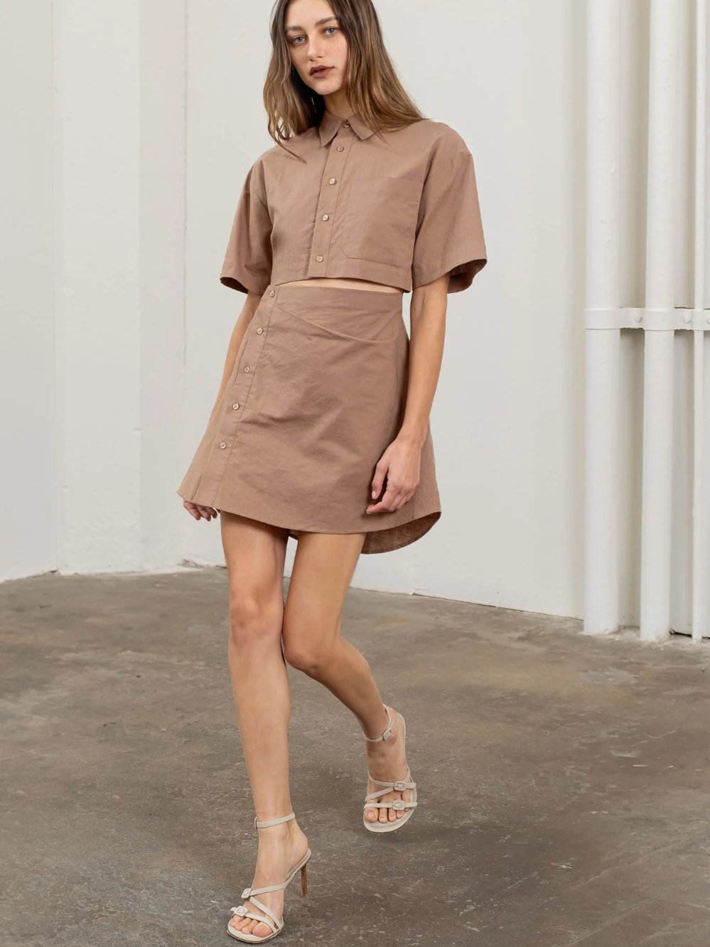 MOON RIVER CUT-OUT SHIRRED SHIRT MINI DRESS MOCHA