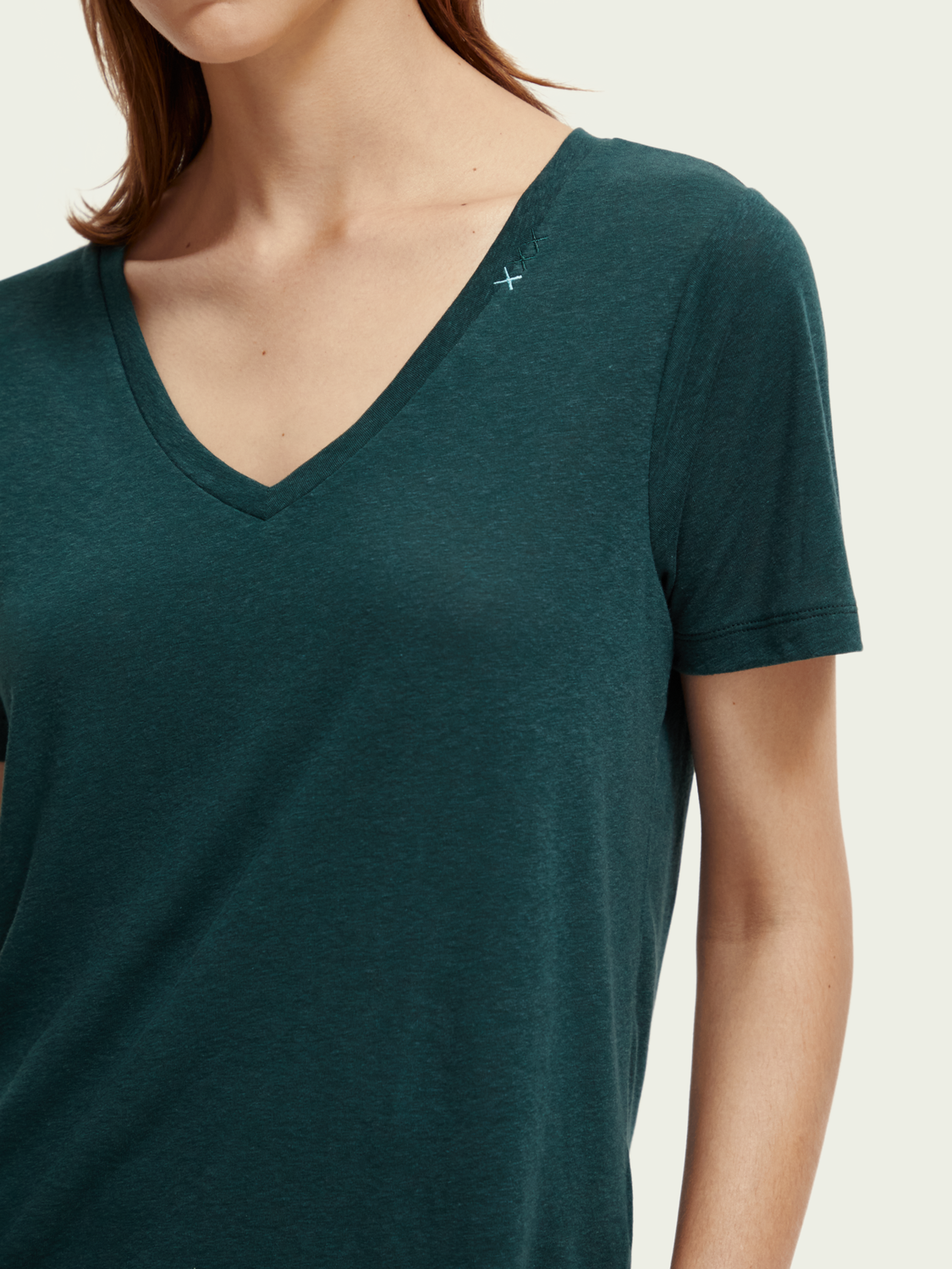 SCOTCH & SODA EMBROIDERED DETAIL V-NECK T-SHIRT BOTTLE GREEN