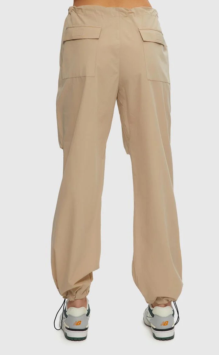 KUWALLA LOW CUT BAGGY PARACHUTE PANT TOAST