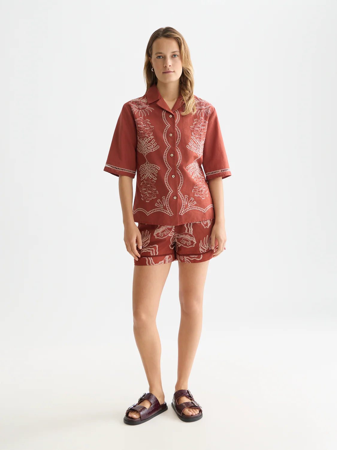 S&S EMBROIDERED FITTED SHIRT BURNT HENNA